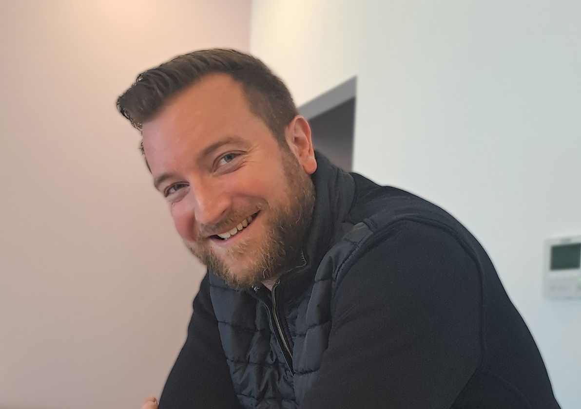Depuis son arrivée en octobre 2013, Romain L. a évolué au sein de l’entreprise, façonnant son expertise à travers différents services. Il a su mettre à profit ses connaissances techniques, produits et réglementaires pour répondre aux exigences de son métier.